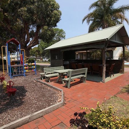 Lazy Acre Log Cabins Lakes Entrance Exterior photo