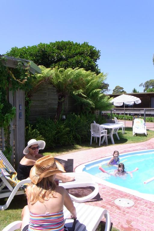 Lazy Acre Log Cabins Lakes Entrance Exterior photo