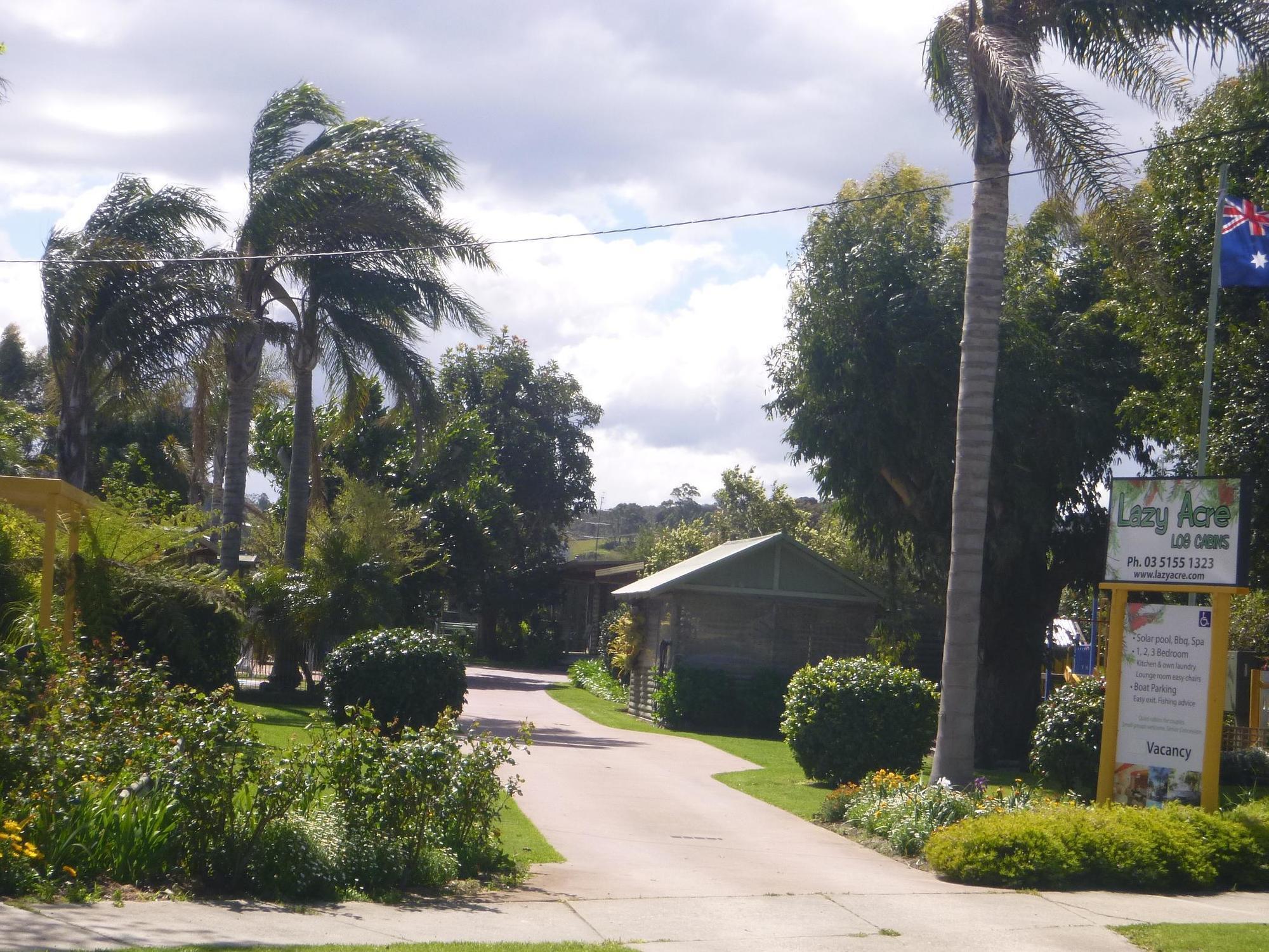 Lazy Acre Log Cabins Lakes Entrance Exterior photo