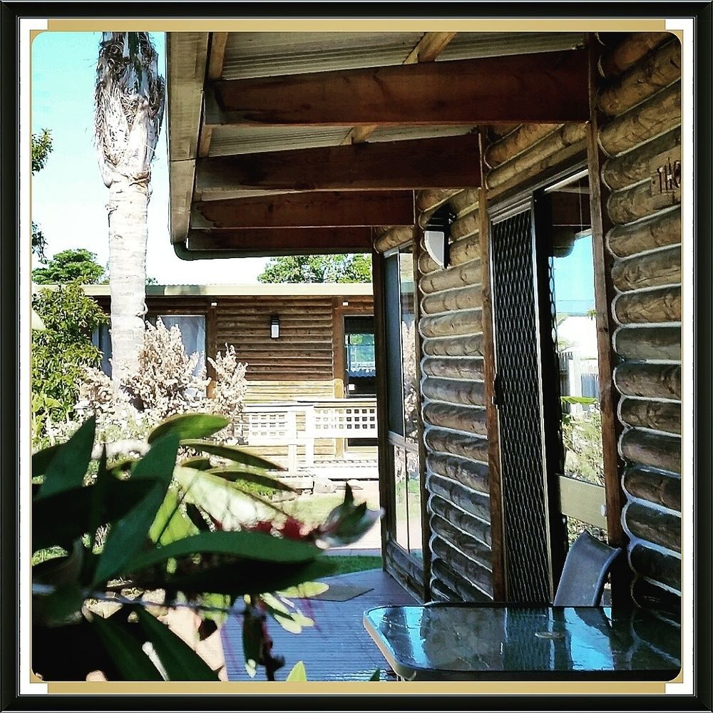 Lazy Acre Log Cabins Lakes Entrance Exterior photo