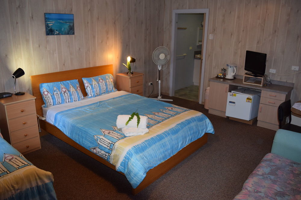 Lazy Acre Log Cabins Lakes Entrance Exterior photo