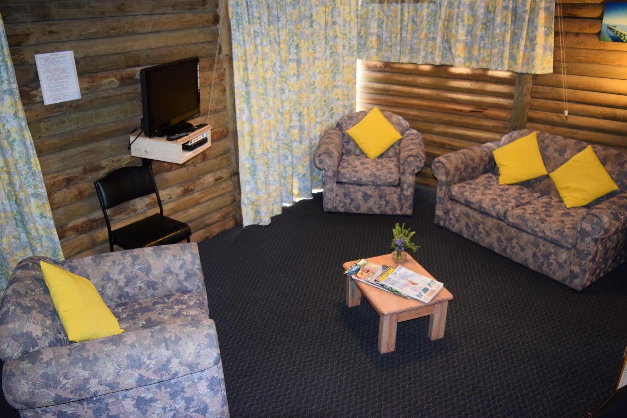 Lazy Acre Log Cabins Lakes Entrance Exterior photo