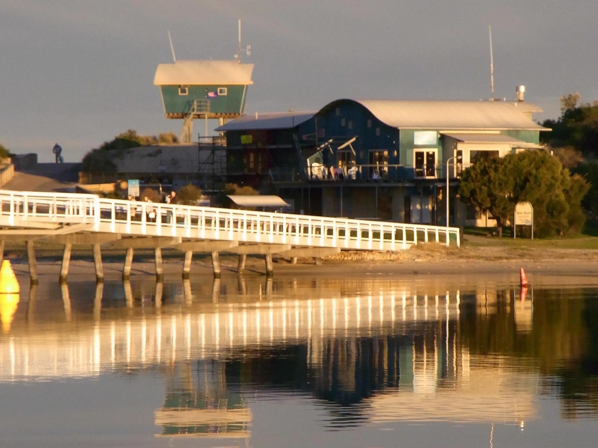 Lazy Acre Log Cabins Lakes Entrance Exterior photo