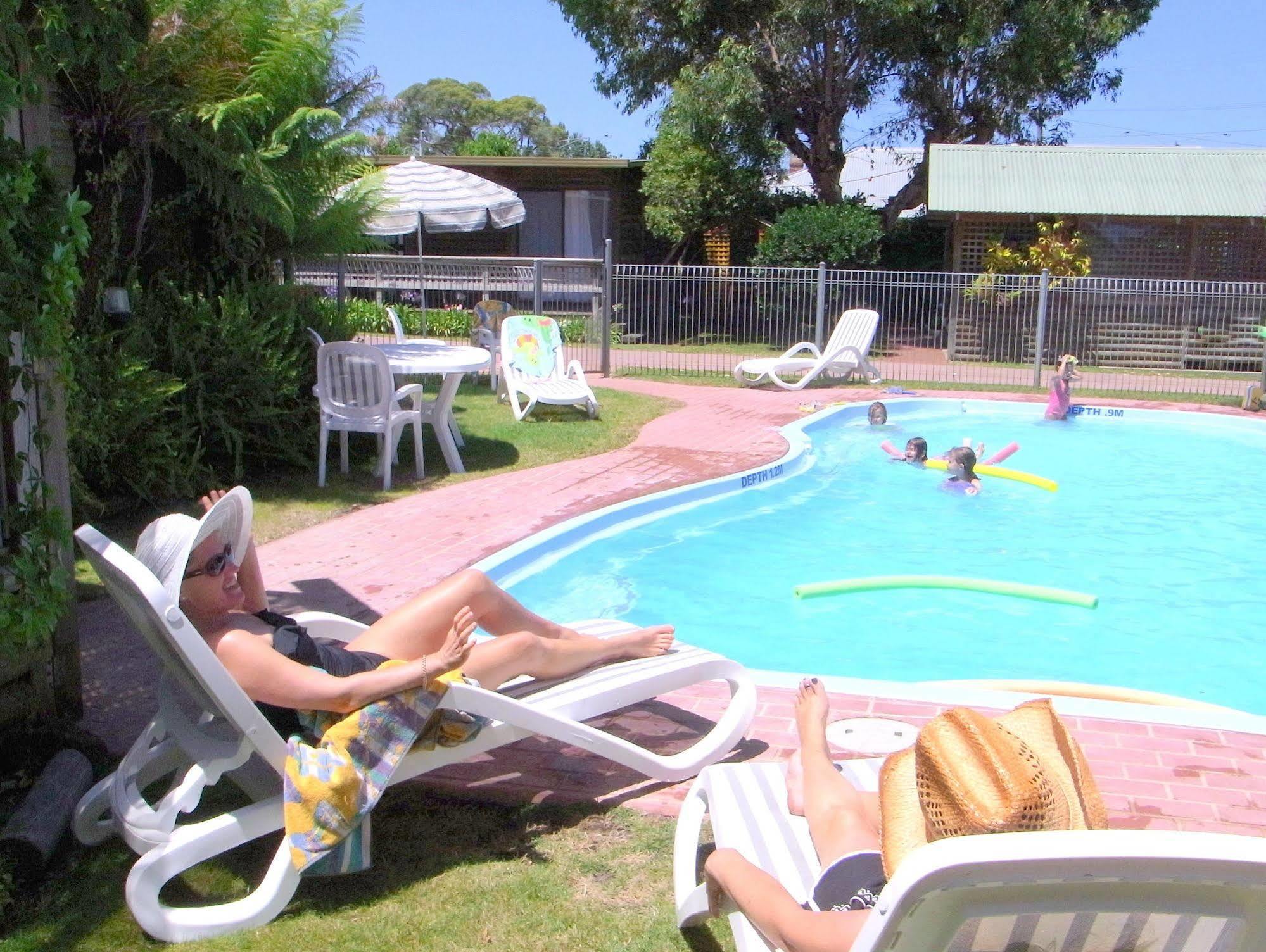 Lazy Acre Log Cabins Lakes Entrance Exterior photo