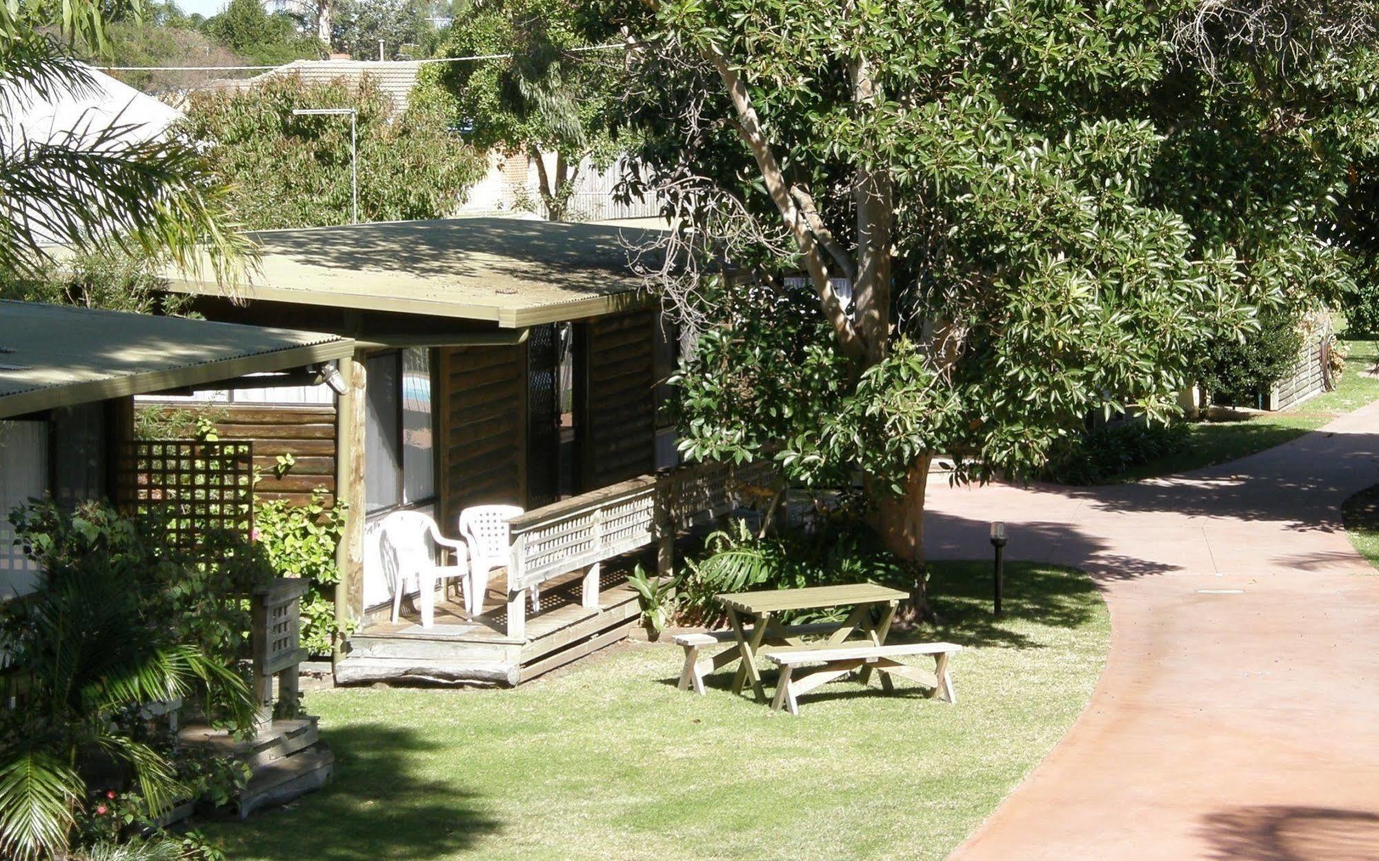 Lazy Acre Log Cabins Lakes Entrance Exterior photo