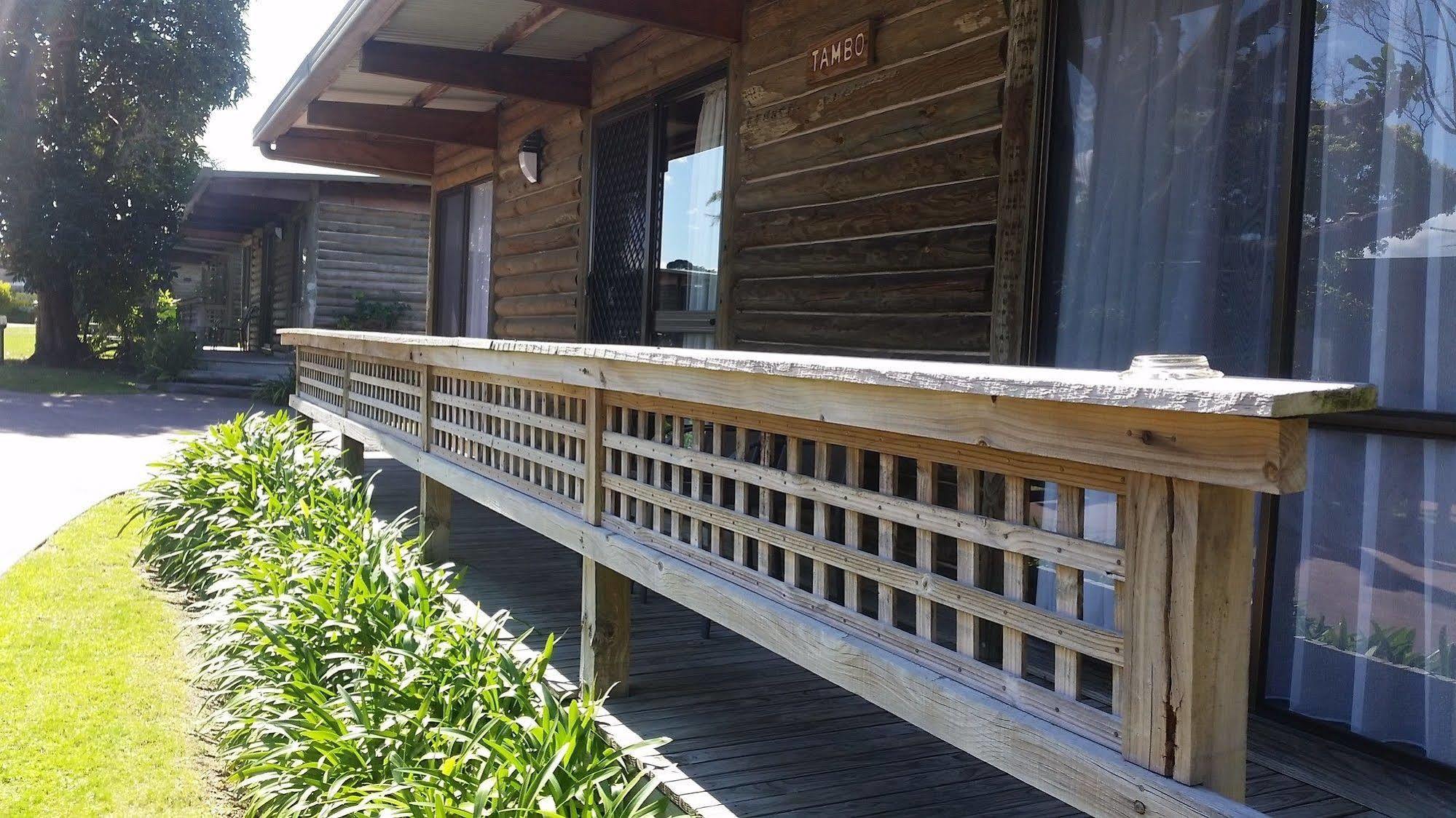 Lazy Acre Log Cabins Lakes Entrance Exterior photo