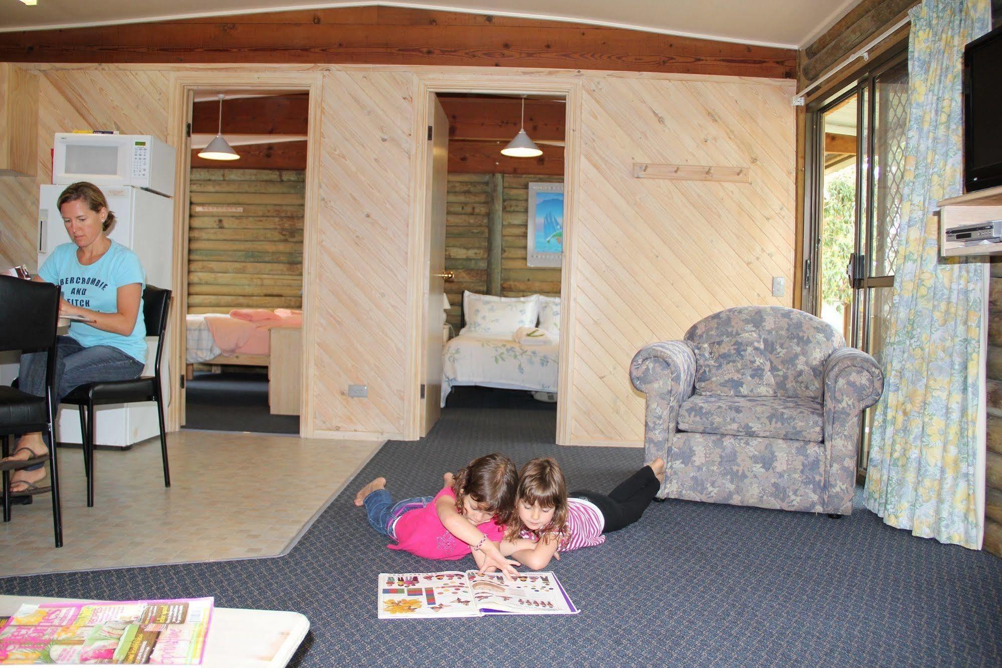 Lazy Acre Log Cabins Lakes Entrance Exterior photo