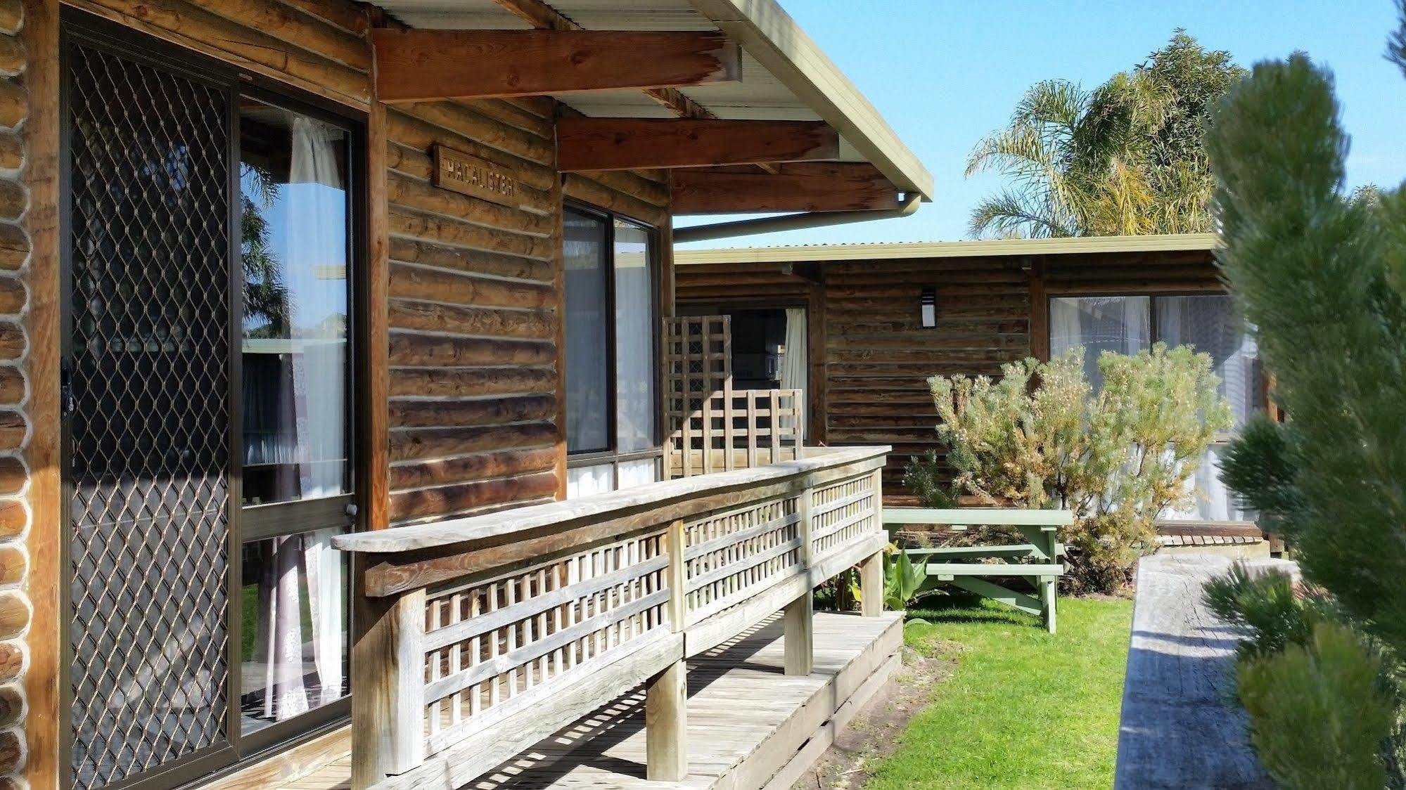 Lazy Acre Log Cabins Lakes Entrance Exterior photo