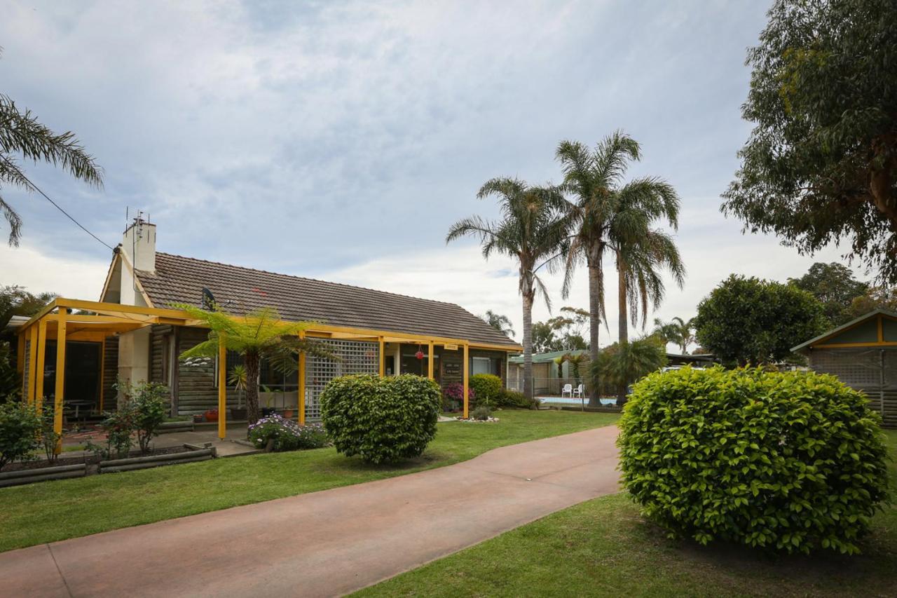 Lazy Acre Log Cabins Lakes Entrance Exterior photo