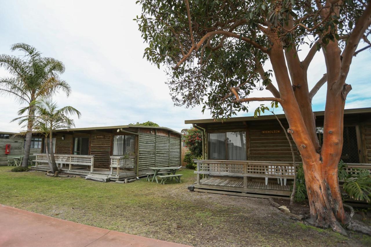 Lazy Acre Log Cabins Lakes Entrance Exterior photo
