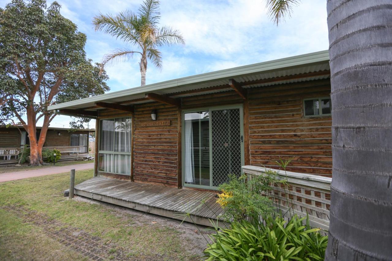Lazy Acre Log Cabins Lakes Entrance Exterior photo