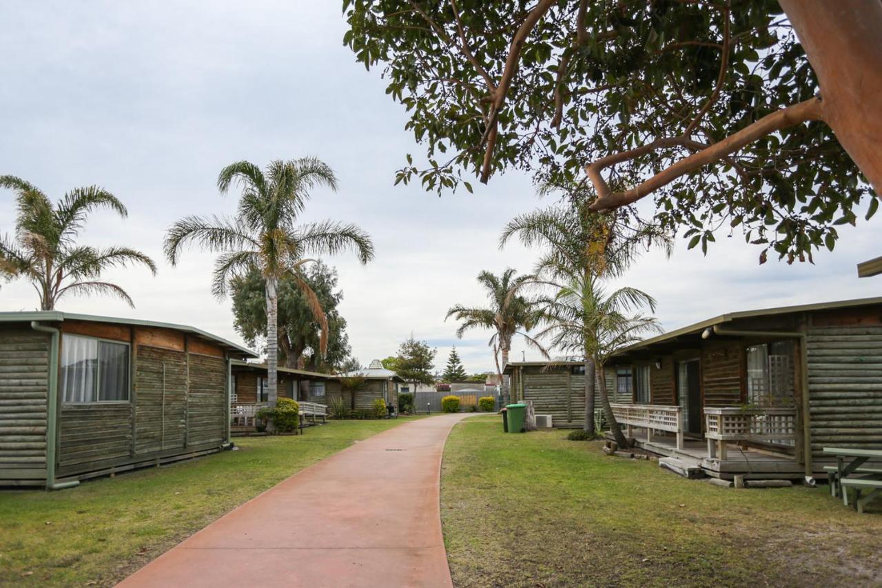 Lazy Acre Log Cabins Lakes Entrance Exterior photo