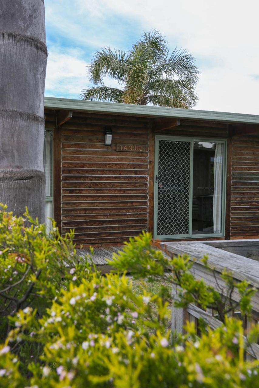 Lazy Acre Log Cabins Lakes Entrance Exterior photo