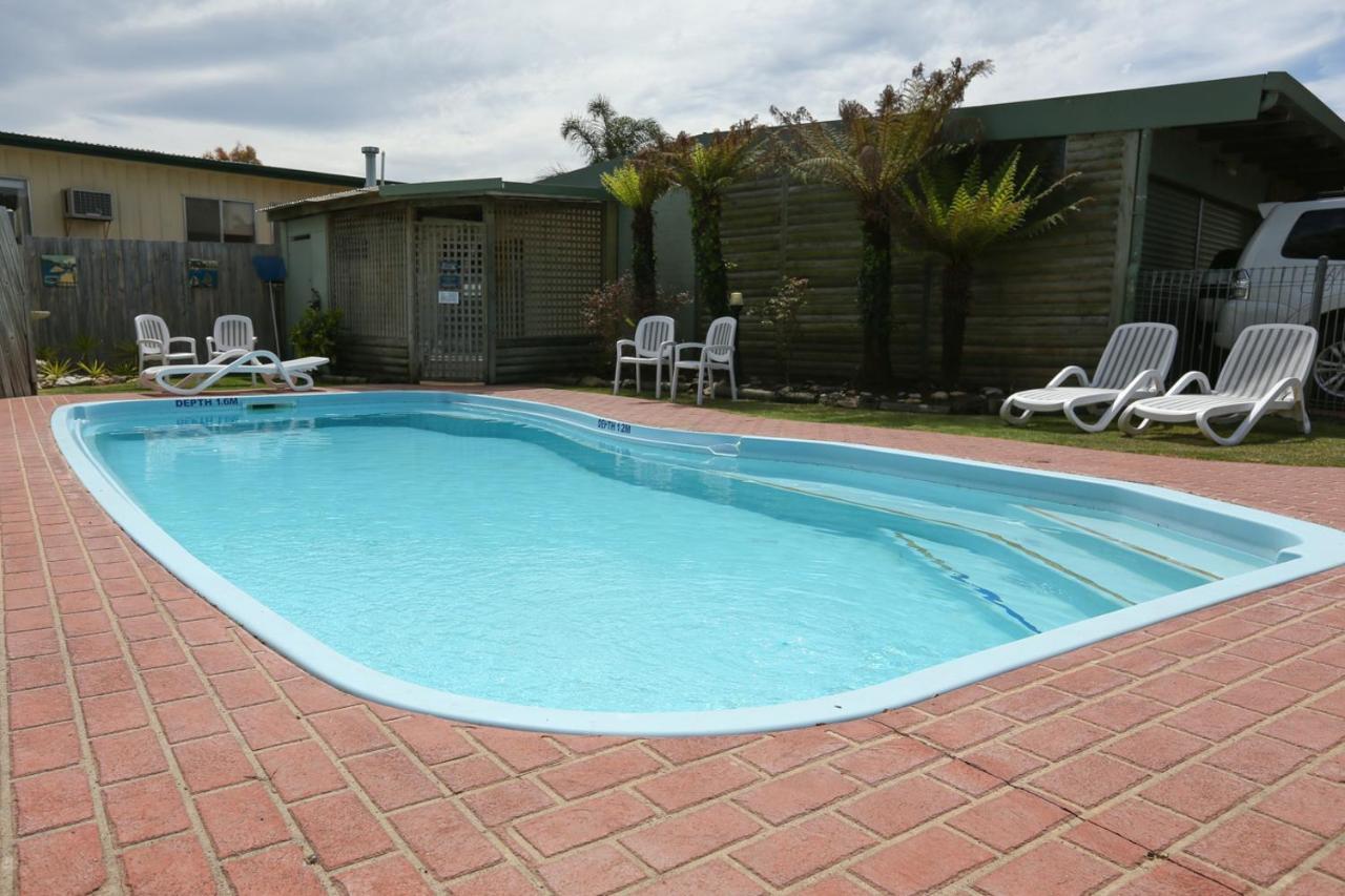Lazy Acre Log Cabins Lakes Entrance Exterior photo
