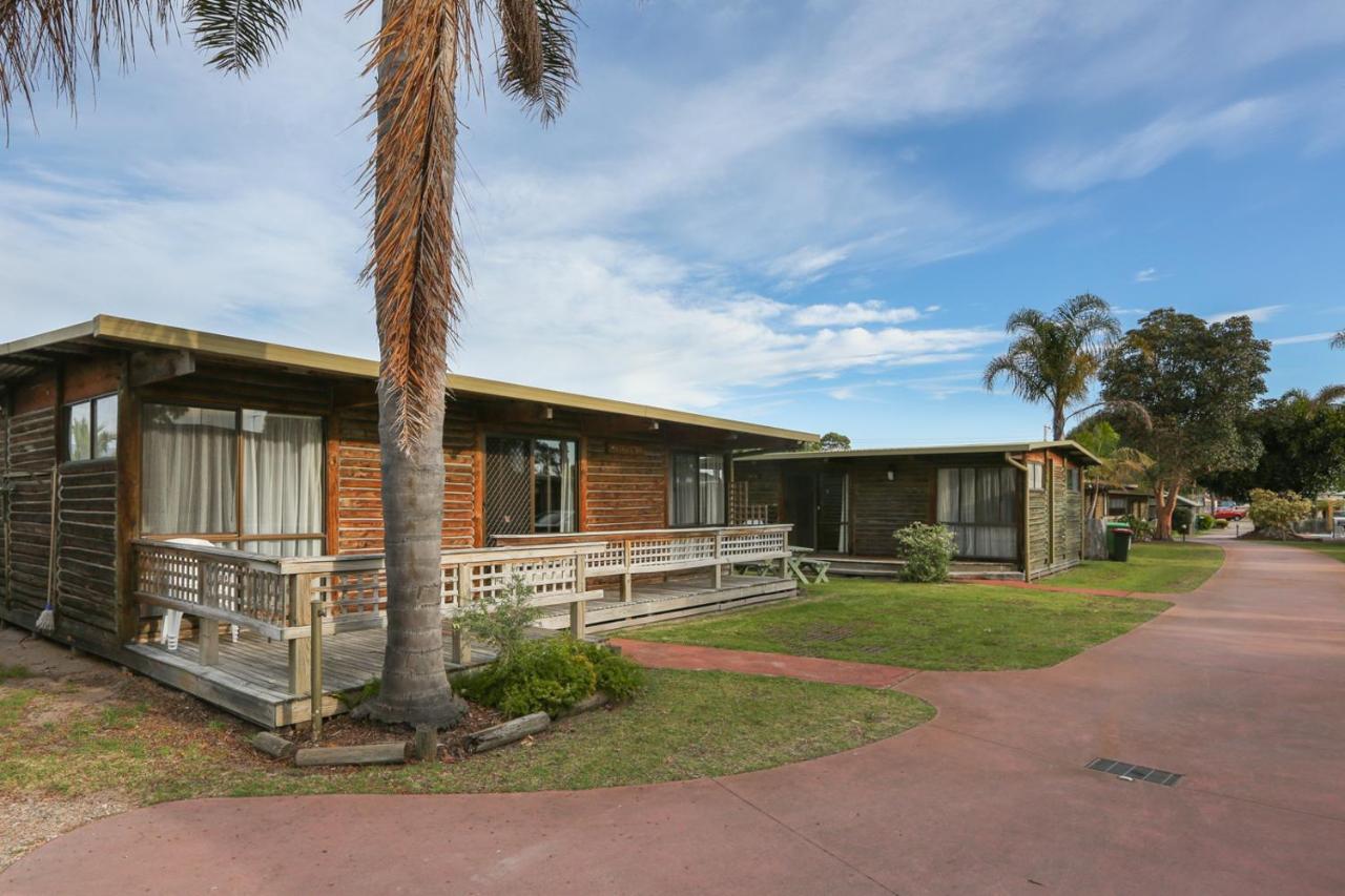 Lazy Acre Log Cabins Lakes Entrance Exterior photo