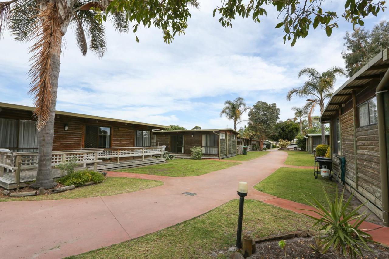 Lazy Acre Log Cabins Lakes Entrance Exterior photo