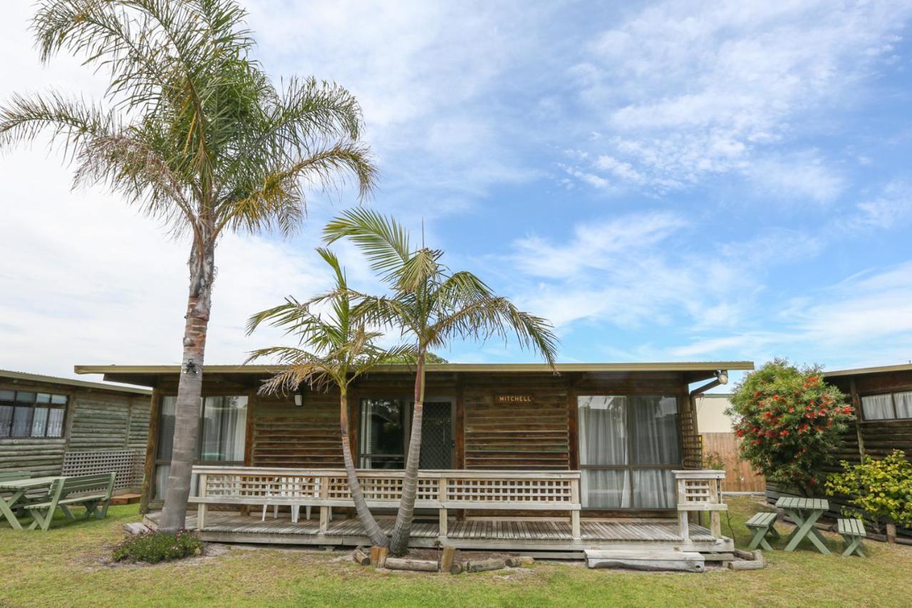 Lazy Acre Log Cabins Lakes Entrance Exterior photo