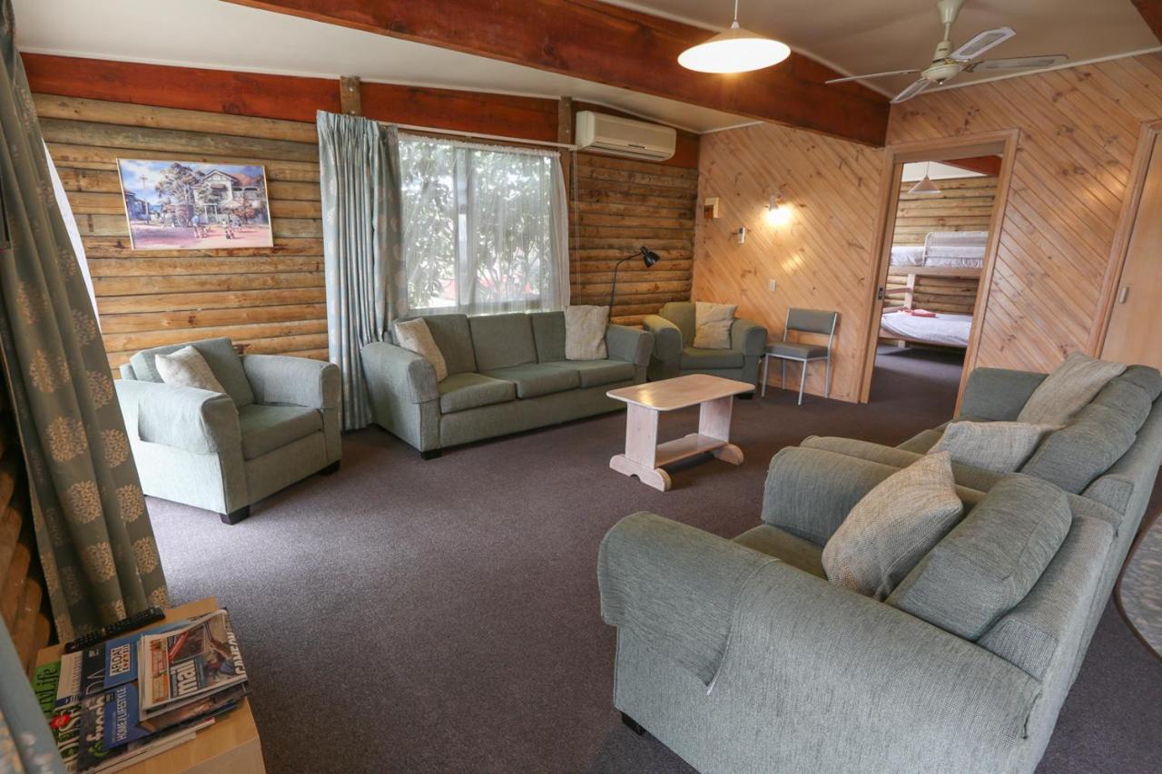 Lazy Acre Log Cabins Lakes Entrance Exterior photo
