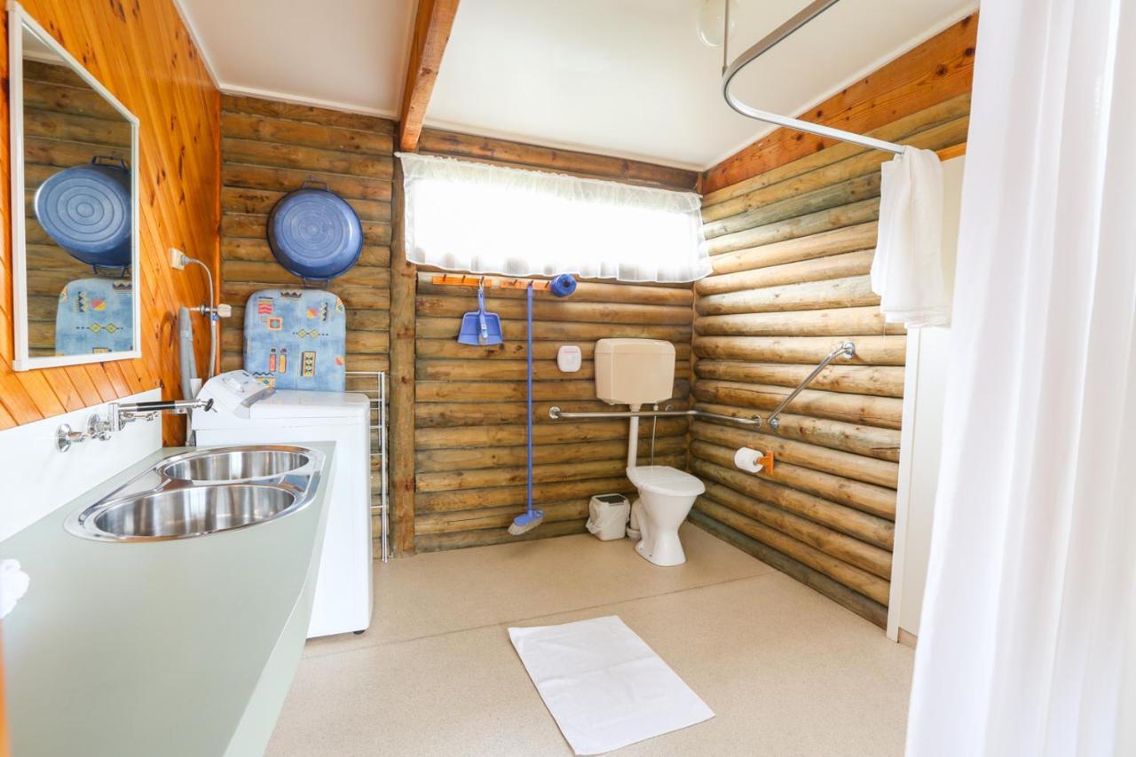 Lazy Acre Log Cabins Lakes Entrance Exterior photo