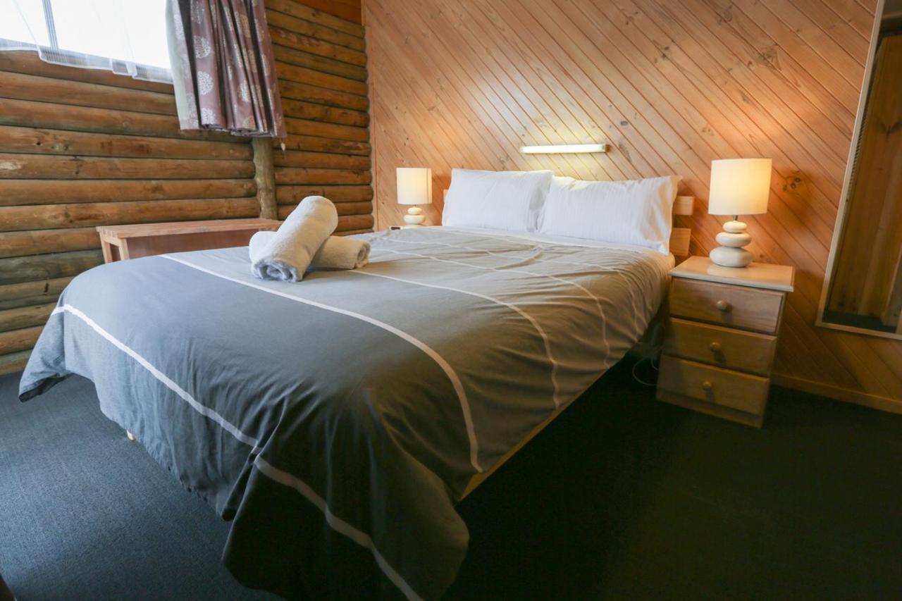 Lazy Acre Log Cabins Lakes Entrance Exterior photo