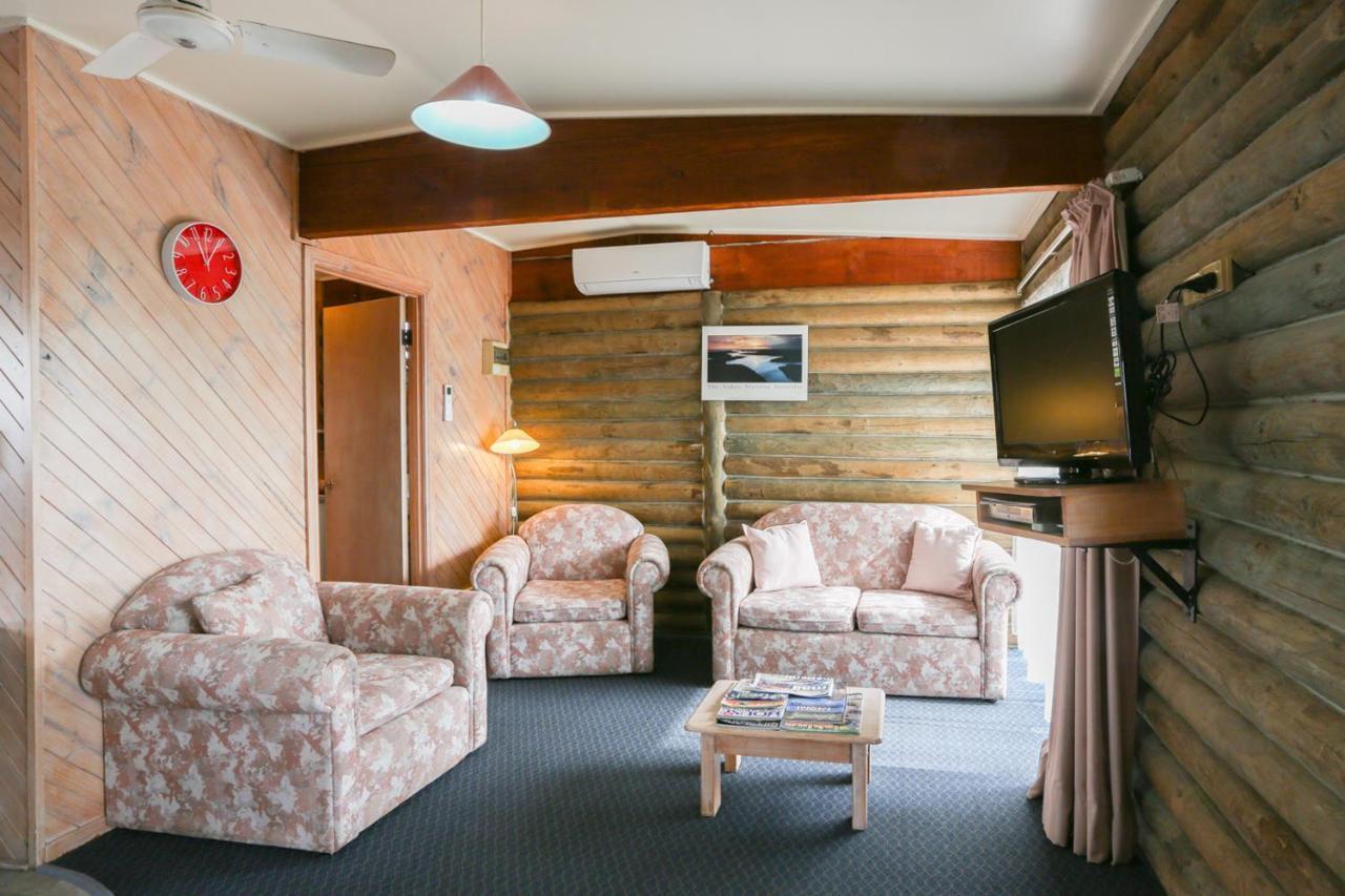 Lazy Acre Log Cabins Lakes Entrance Exterior photo