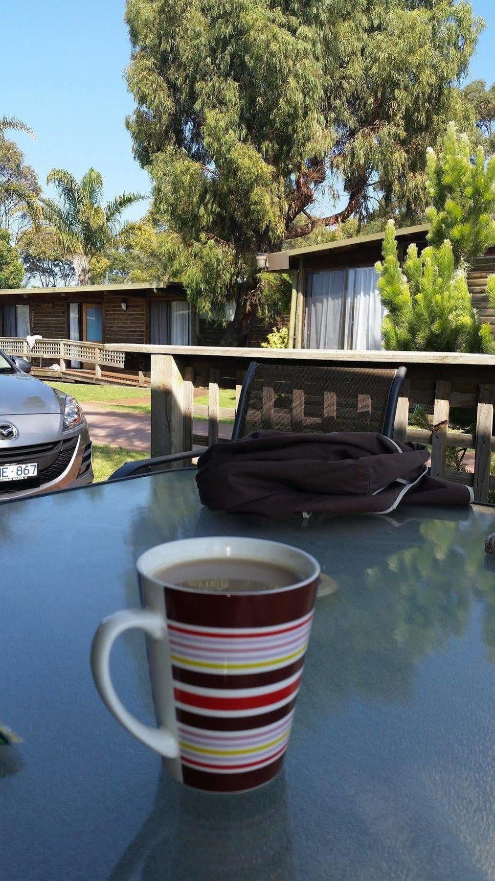 Lazy Acre Log Cabins Lakes Entrance Exterior photo