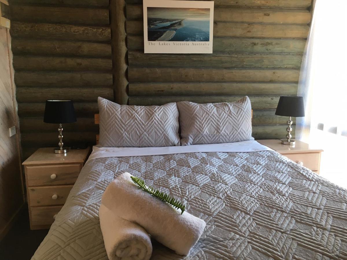 Lazy Acre Log Cabins Lakes Entrance Exterior photo