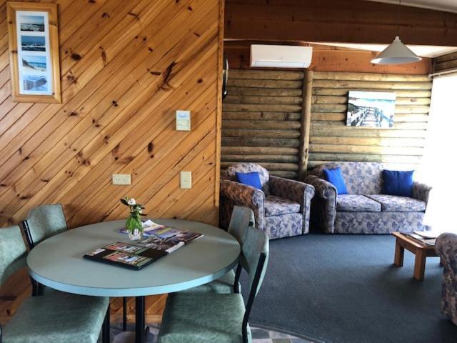 Lazy Acre Log Cabins Lakes Entrance Exterior photo