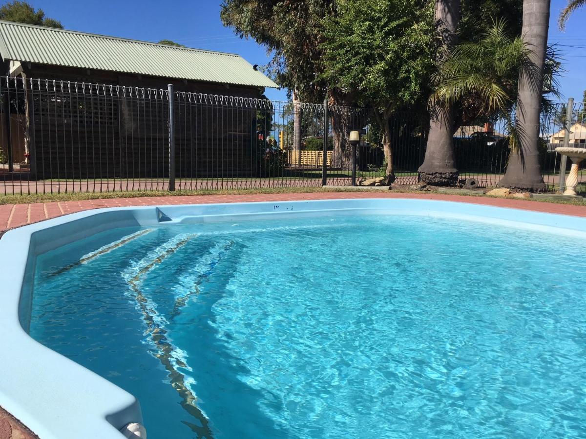 Lazy Acre Log Cabins Lakes Entrance Exterior photo