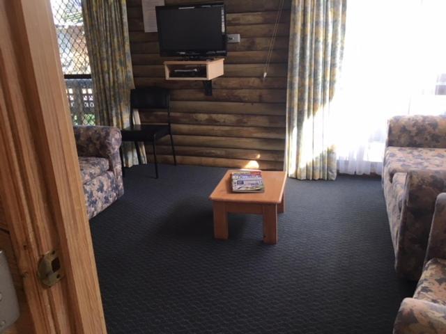 Lazy Acre Log Cabins Lakes Entrance Exterior photo
